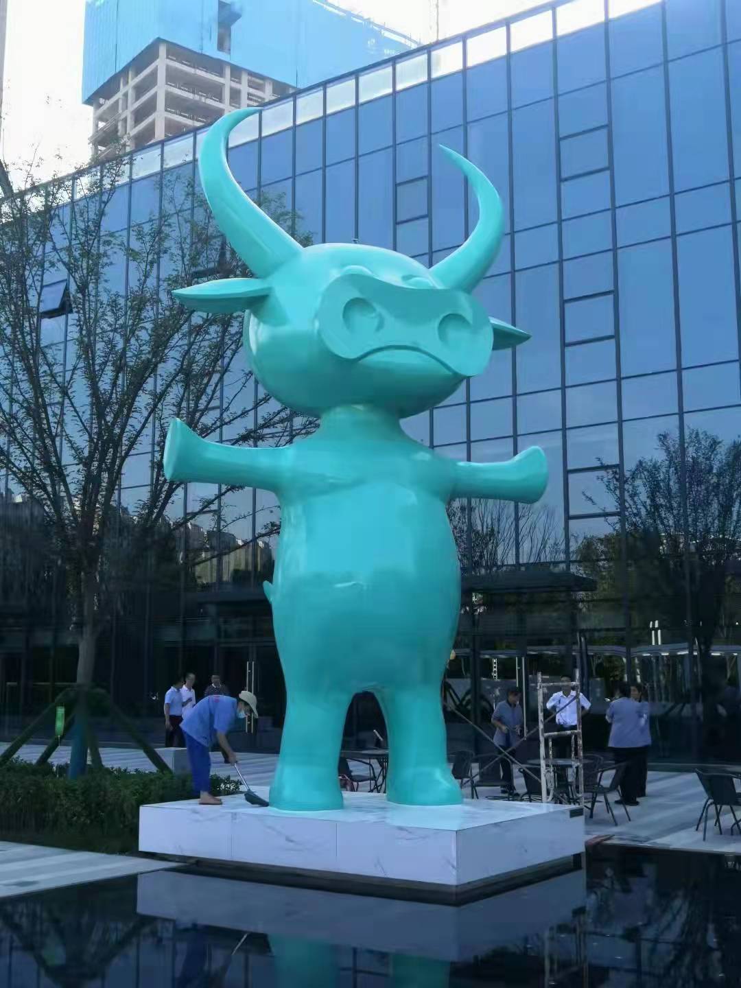 安阳IFC金融中心不锈钢创意雕塑牛